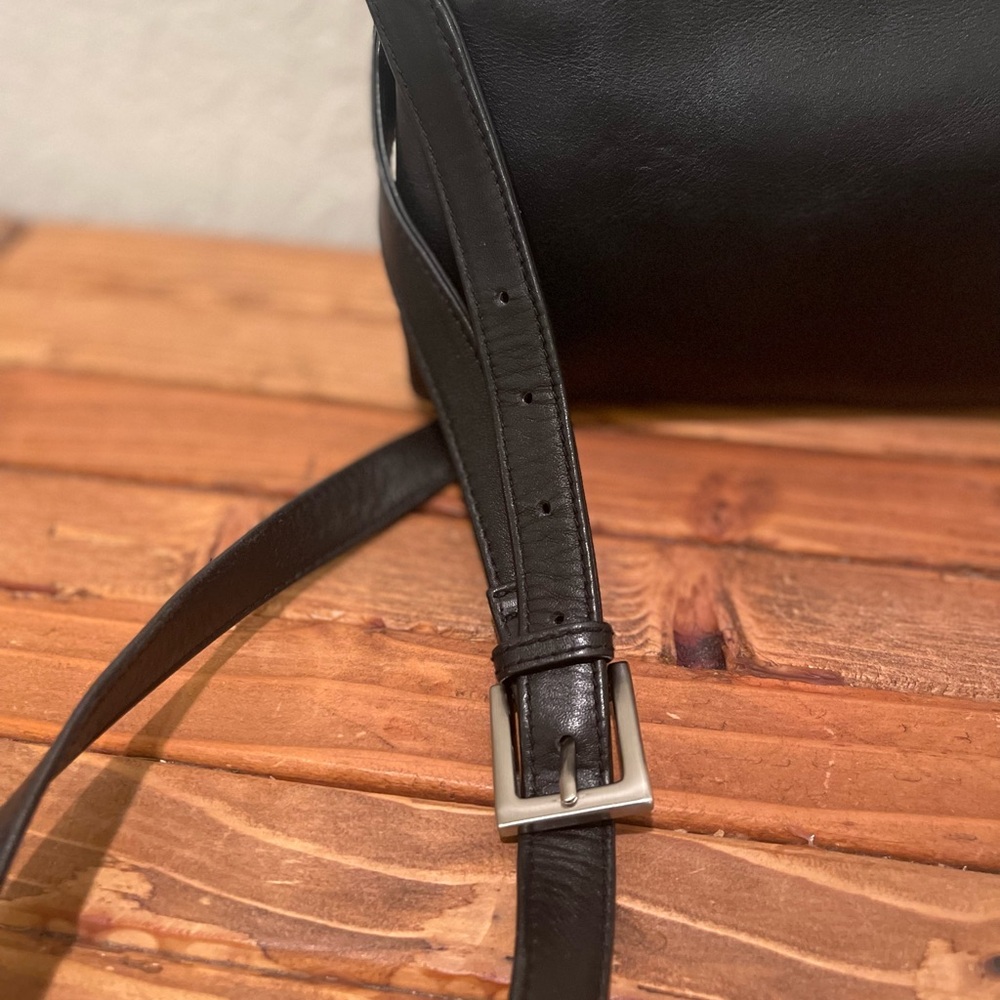 HOBO International Black Leather Crossbody Shoulder bag w/ double zipper closure - Picture 5 of 13